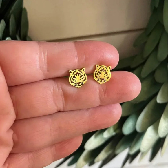 brand new ADORABLE tiger stud earrings in gold or silver - Picture 2 of 6